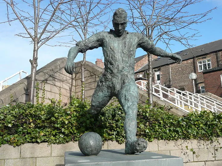 Tượng đài Jackie Milburn trước sân vận động St. James' Park, huyền thoại ghi dấu ấn sâu đậm trong lịch sử Newcastle United.