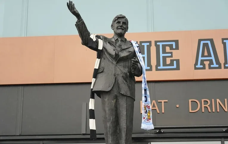 Tượng đài Jimmy Hill, biểu tượng của Coventry City, tại sân CBS Arena