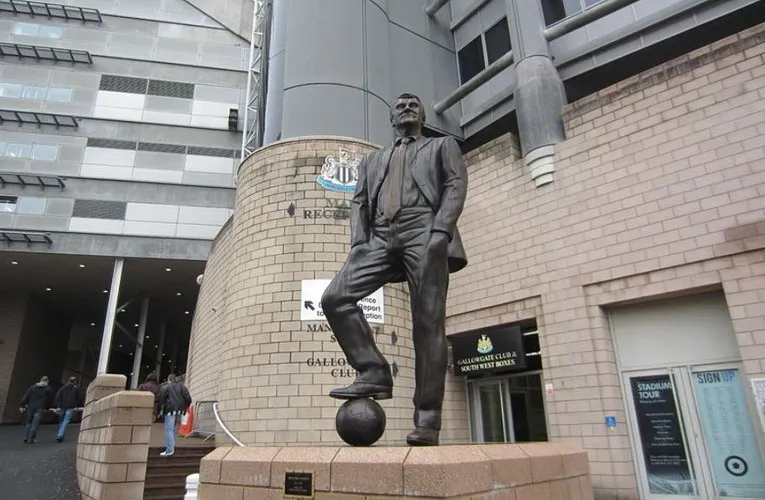 Tượng đài Sir Bobby Robson, một biểu tượng của sự tận hiến và tài năng tại Newcastle United.