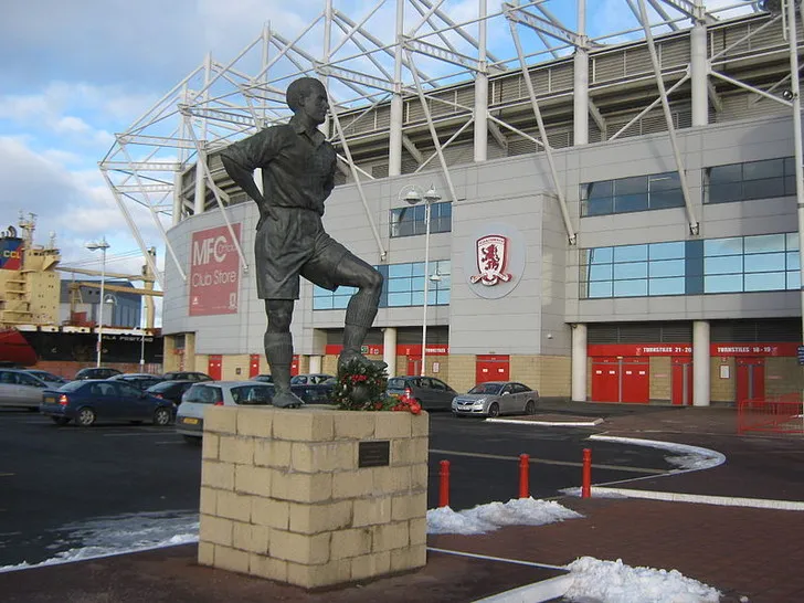 Tượng George Hardwick, một huyền thoại của câu lạc bộ Middlesbrough, đặt trang trọng bên ngoài sân vận động Riverside.