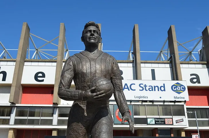 Tượng Joe Shaw, huyền thoại của Sheffield United và người giữ kỷ lục số lần ra sân nhiều nhất cho câu lạc bộ, được đặt trang trọng tại Bramall Lane.