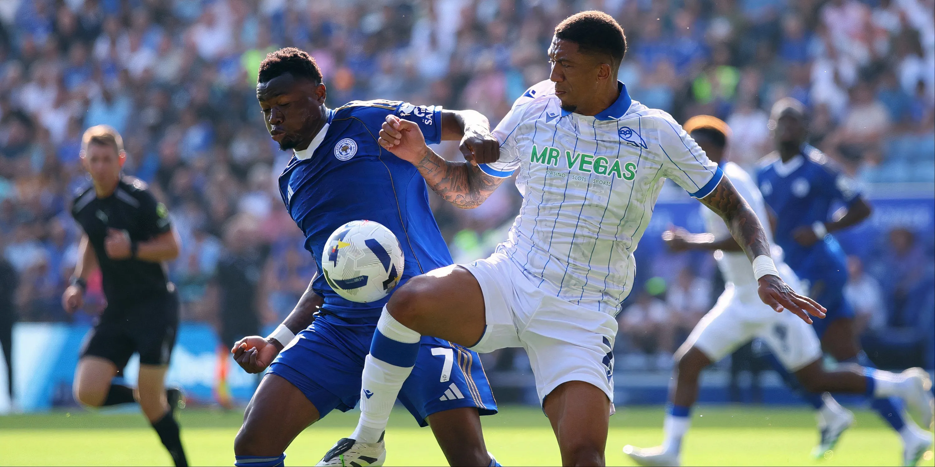 Abdul Fatawu trong màu áo Leicester City.