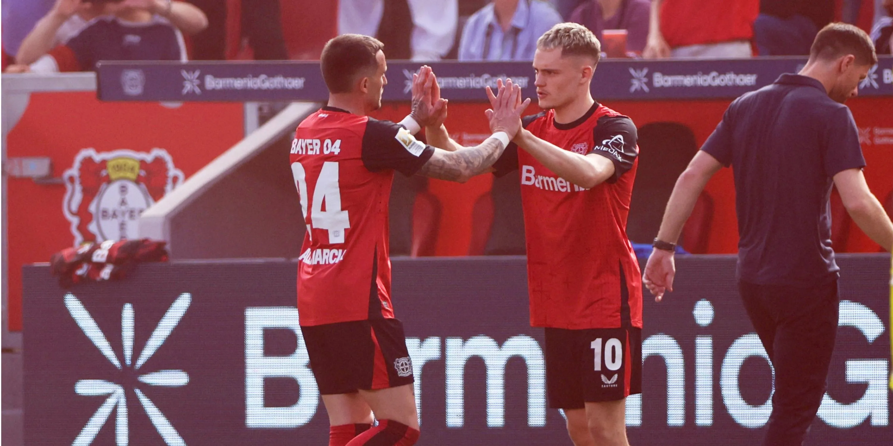 Aleix García (số 20) rời sân trong một trận đấu cho Bayer Leverkusen, một mục tiêu chuyển nhượng tiềm năng của West Ham.