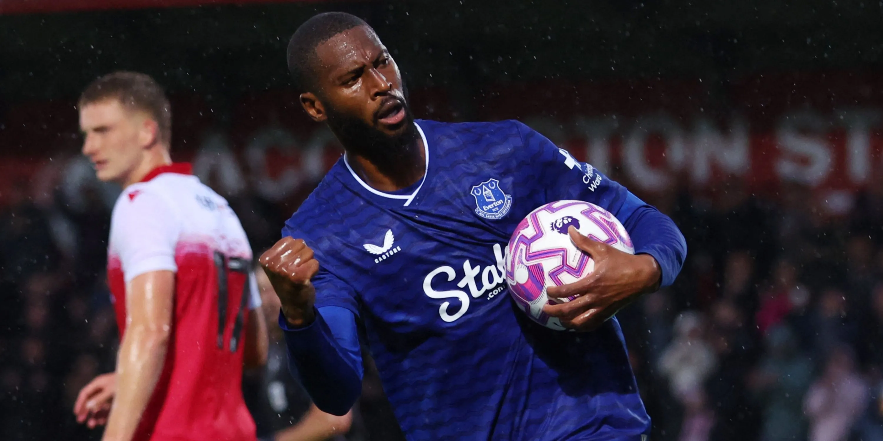 Beto ăn mừng bàn thắng trong màu áo Everton