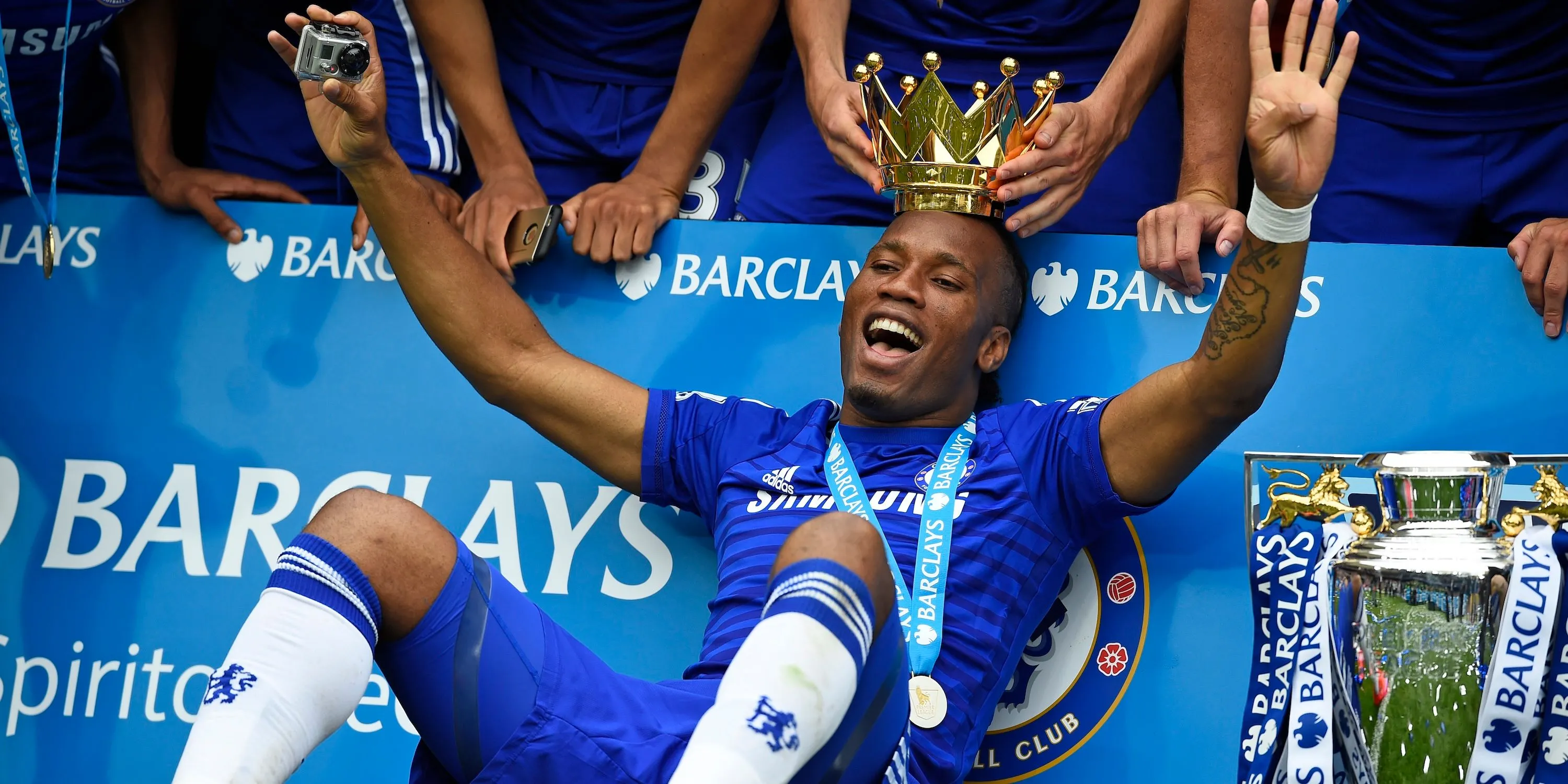 Didier Drogba ăn mừng chức vô địch Premier League cùng Chelsea