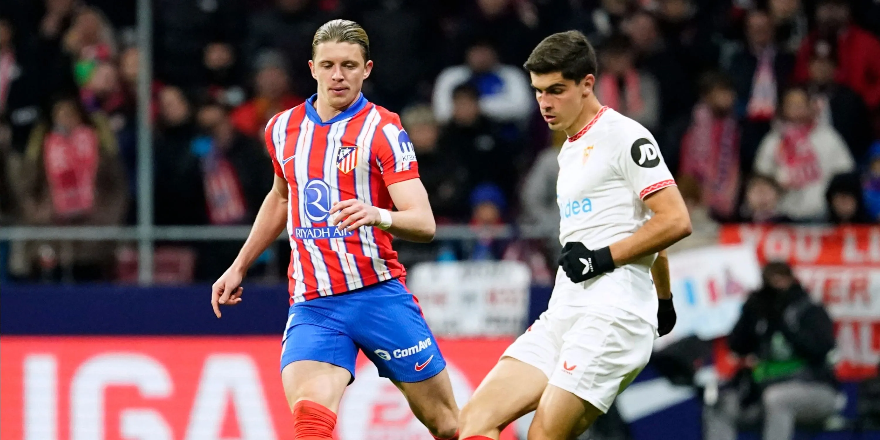 Juanlu Sanchez của Sevilla tranh chấp bóng với Conor Gallagher của Atletico Madrid