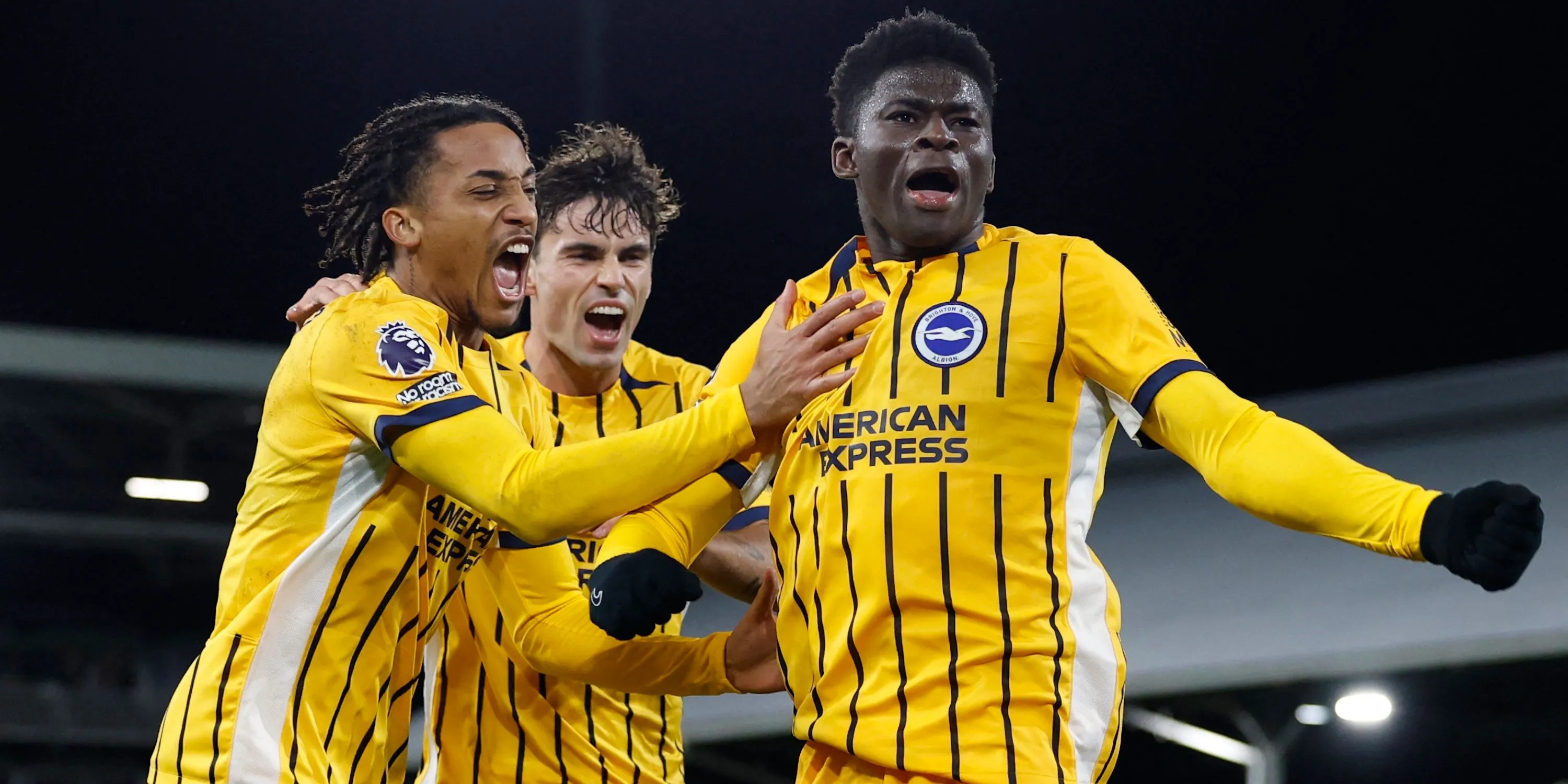 Matt O'Riley cùng đồng đội Brighton ăn mừng bàn thắng tại Premier League