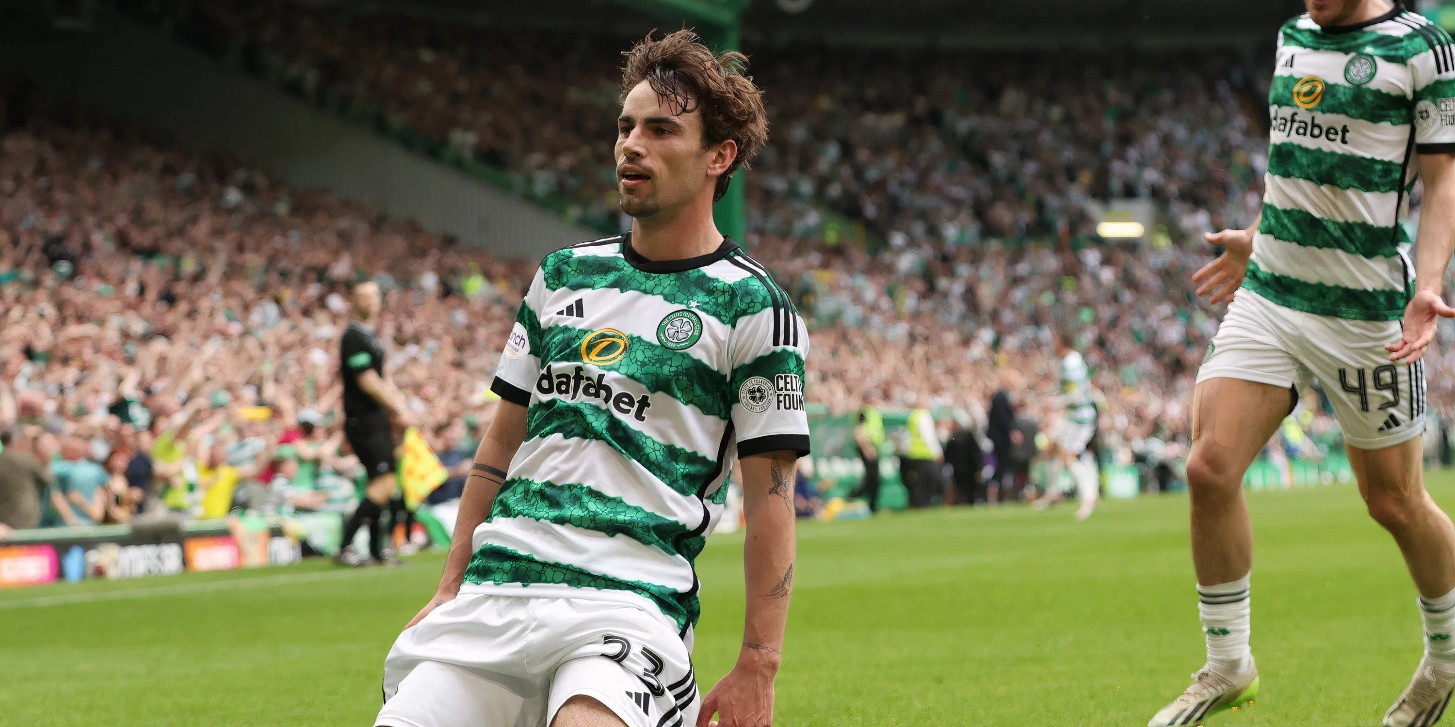 Matt O'Riley thi đấu cho Celtic, người được Sunderland nhắm đến