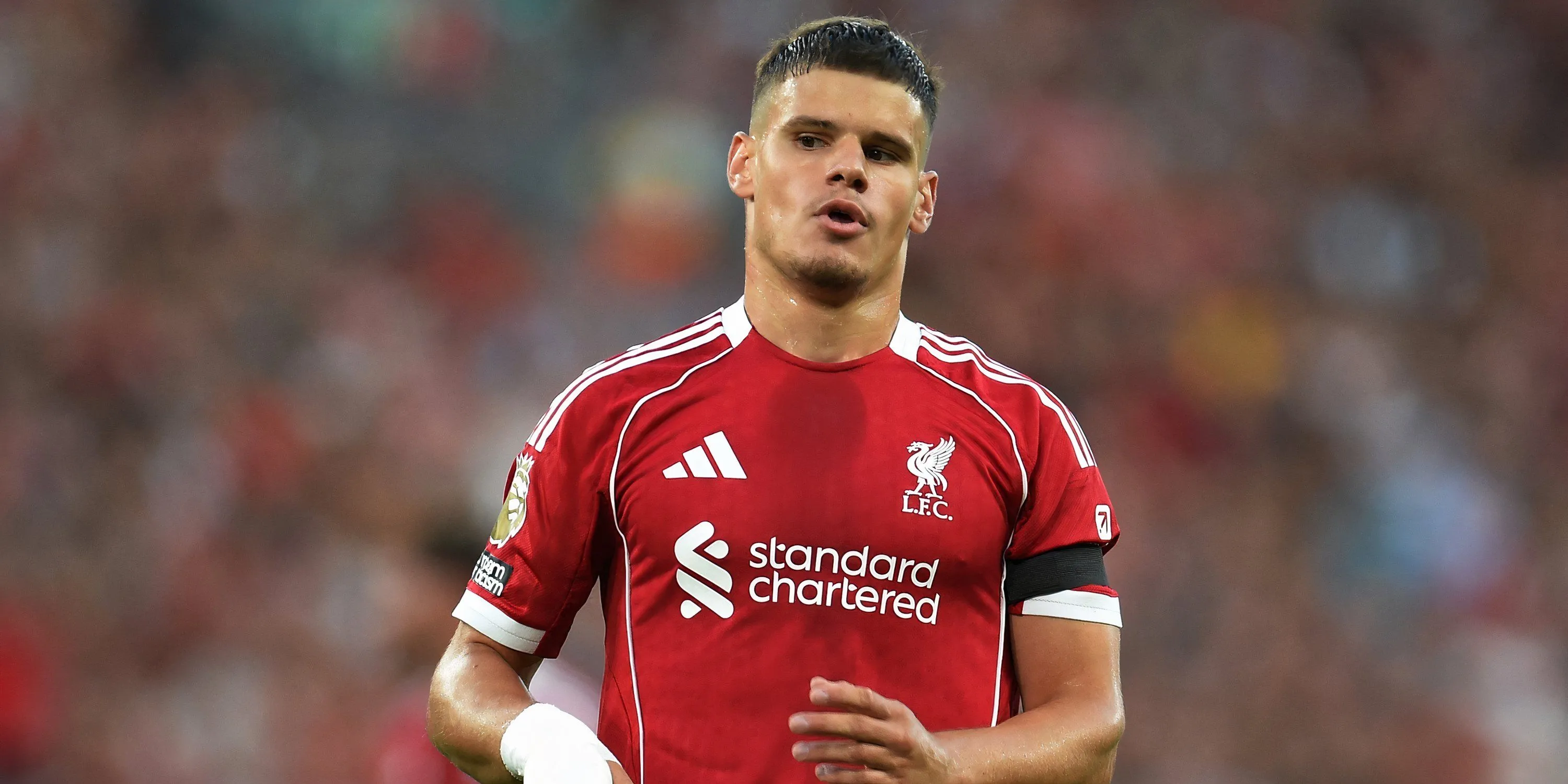Milos Kerkez trong màu áo Liverpool trong trận ra mắt Premier League