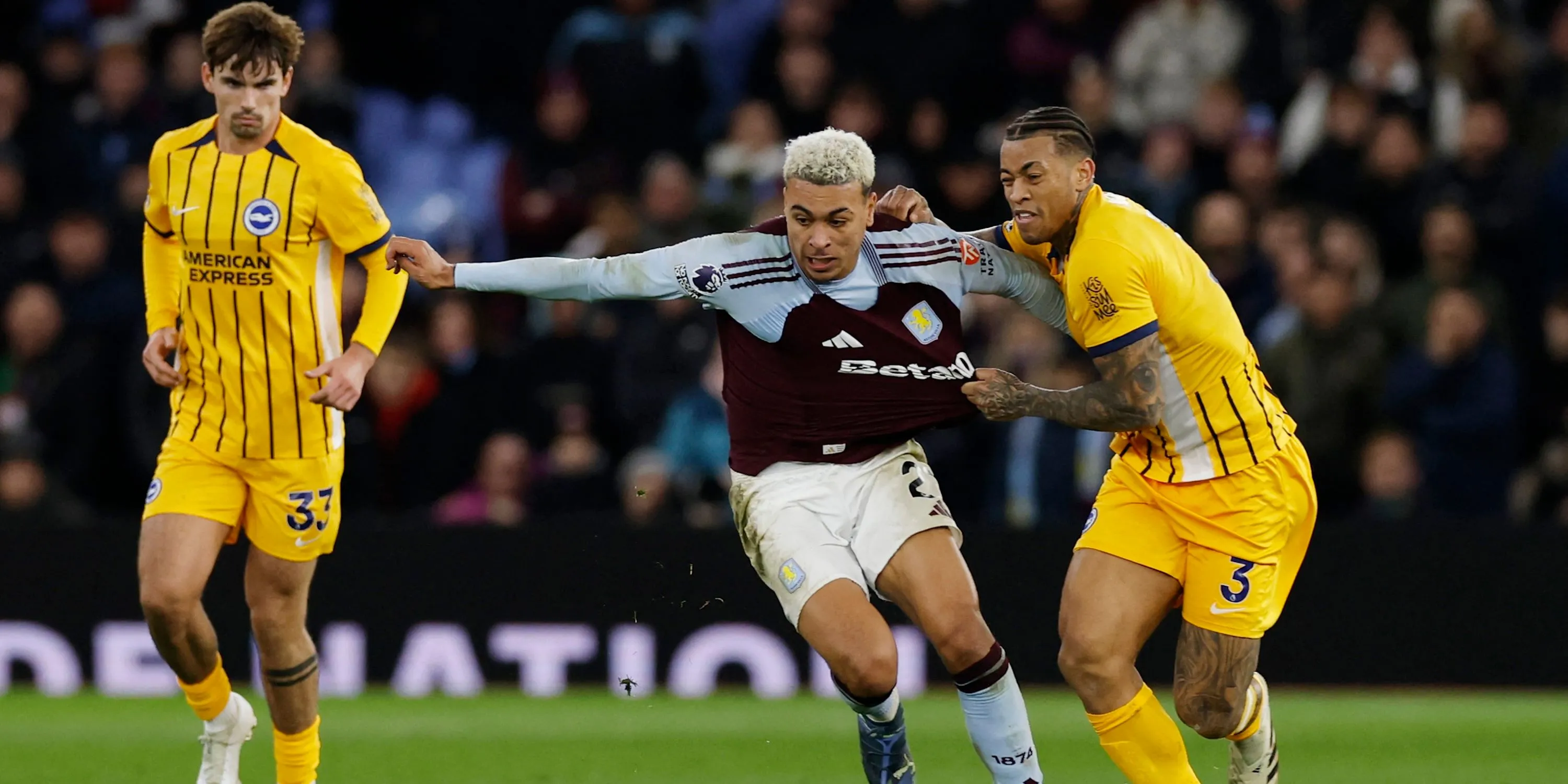 Morgan Rogers của Aston Villa đối đầu Igor Julio của Brighton