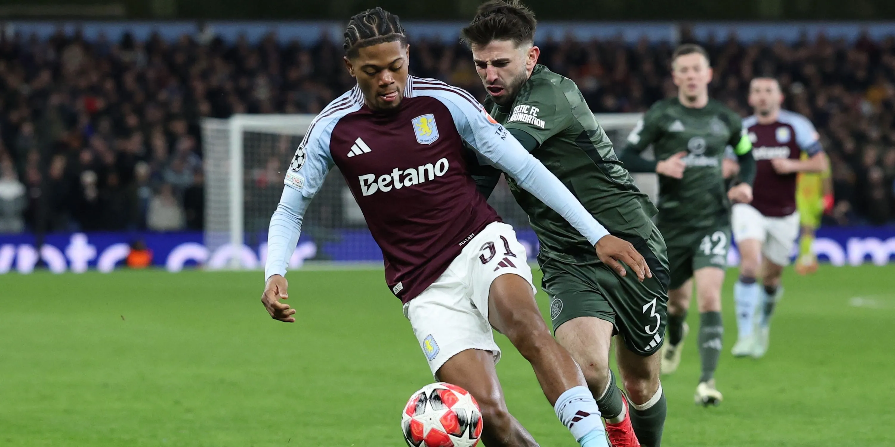 Tiền đạo Leon Bailey của Aston Villa trong pha tranh chấp bóng
