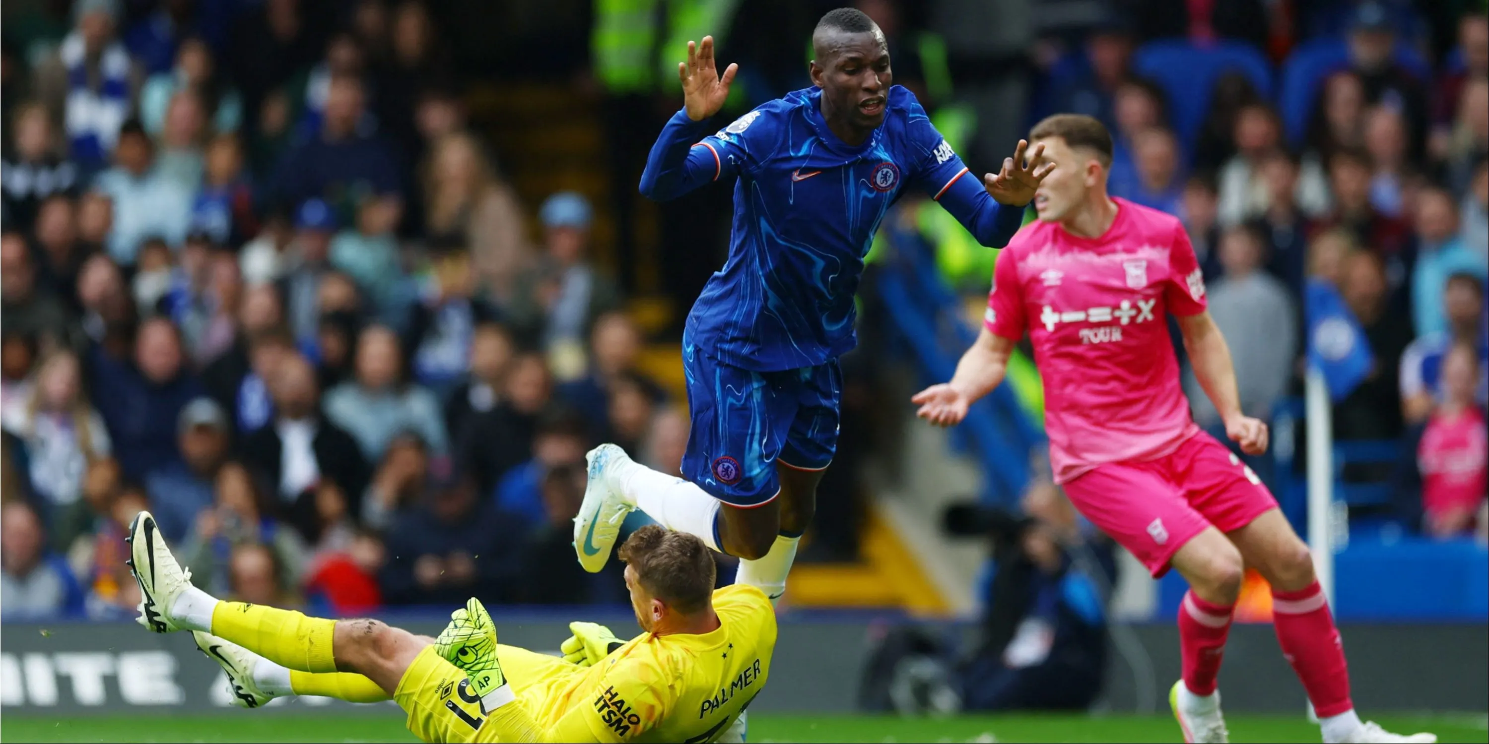 Tiền đạo Nicolas Jackson của Chelsea đang ăn mừng bàn thắng.
