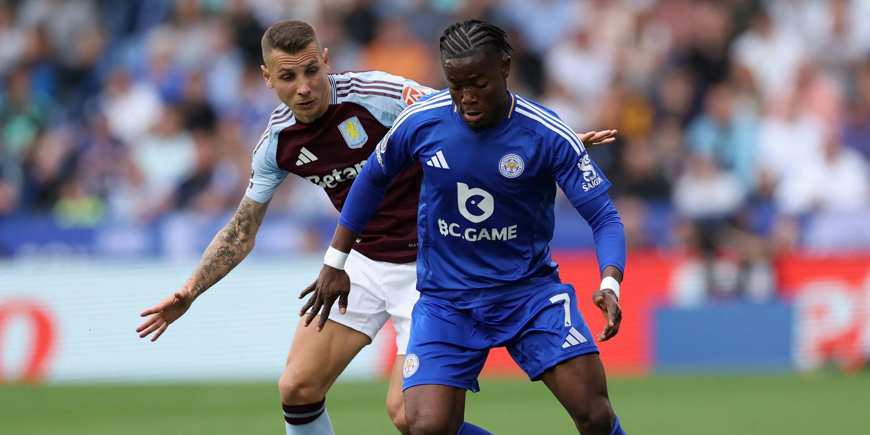 Tiền vệ cánh Abdul Fatawu của Leicester City trên sân