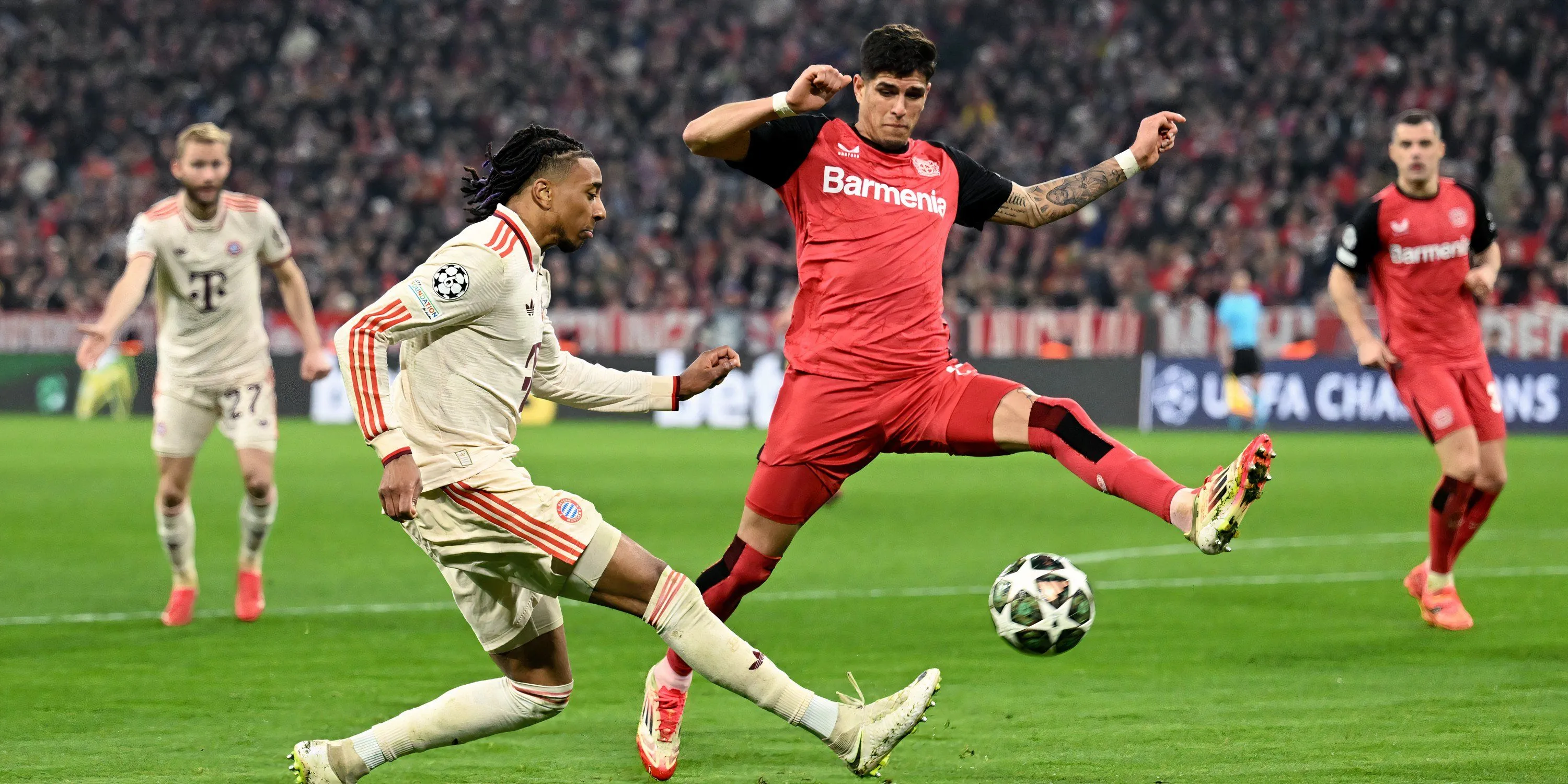Trung vệ Piero Hincapié của Bayer Leverkusen thi đấu tập trung trong một trận đấu Bundesliga.