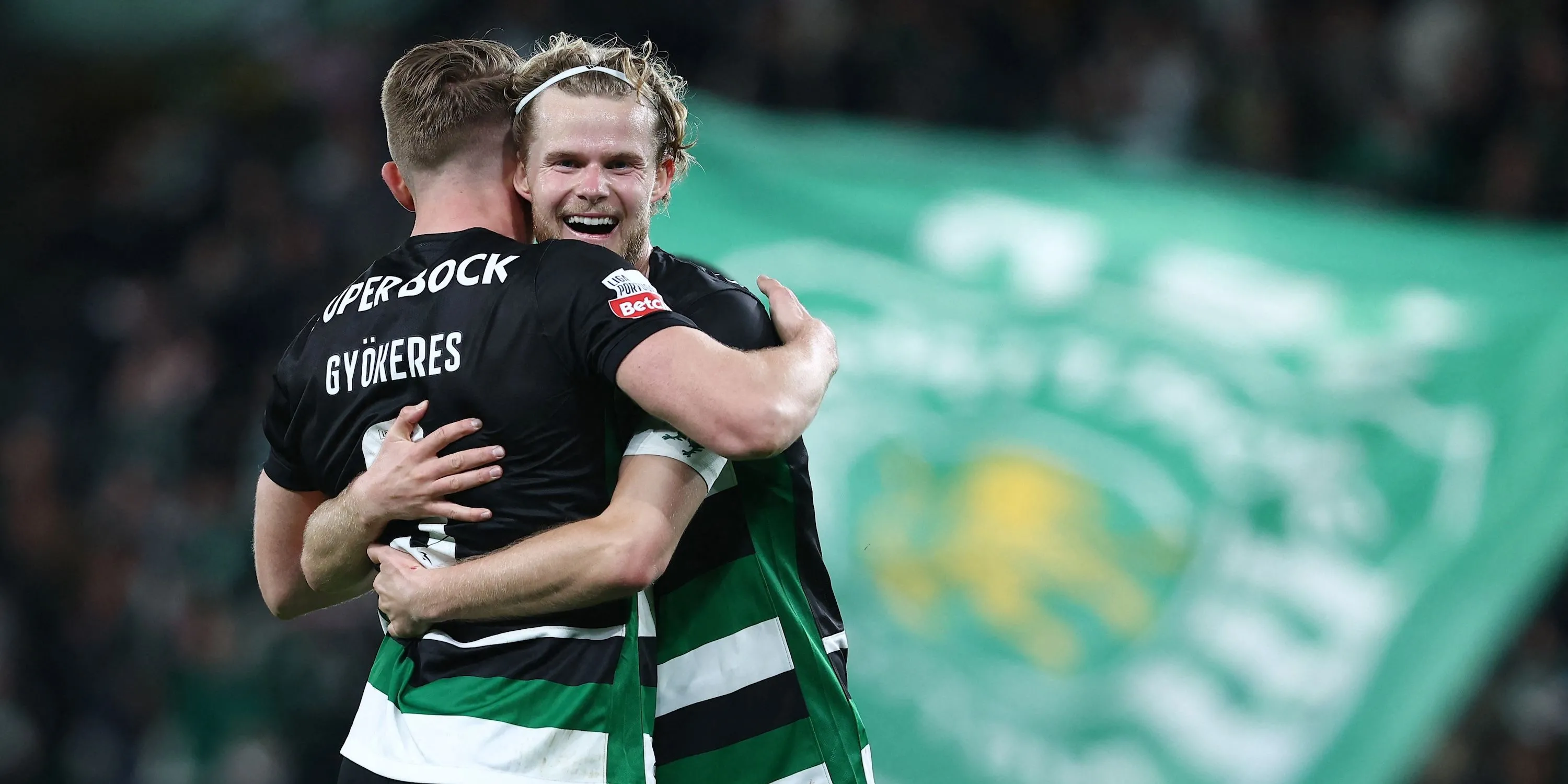 Viktor Gyokeres của Sporting CP ăn mừng bàn thắng thứ hai cùng Morten Hjulmand
