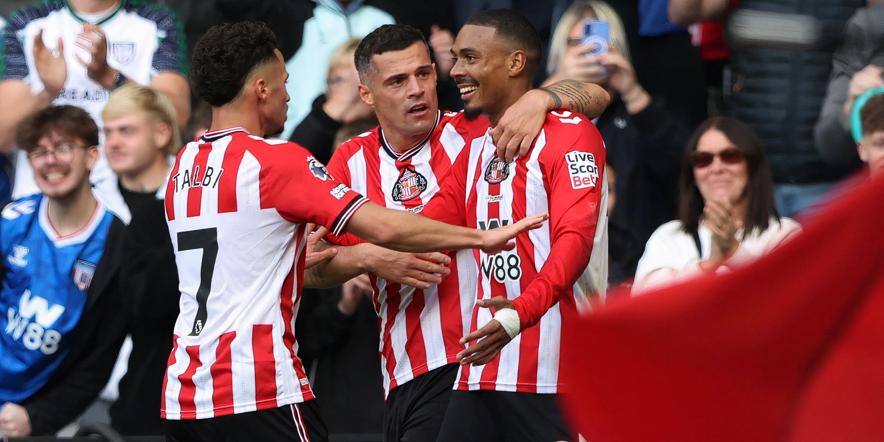 Các cầu thủ Sunderland ăn mừng bàn thắng tại sân vận động Ánh Sáng