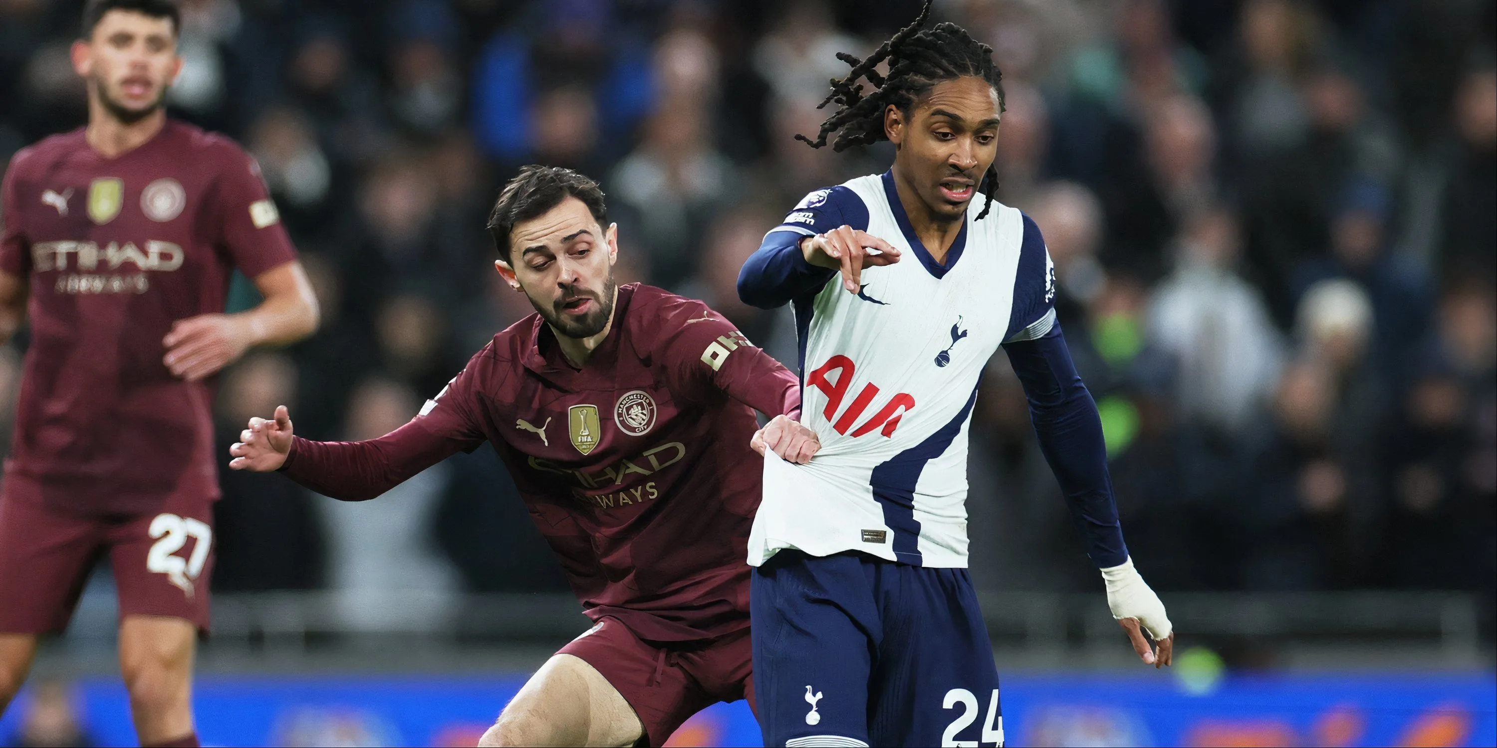 Djed Spence ăn mừng bàn thắng đầu tiên tại Premier League trong màu áo Tottenham Hotspur