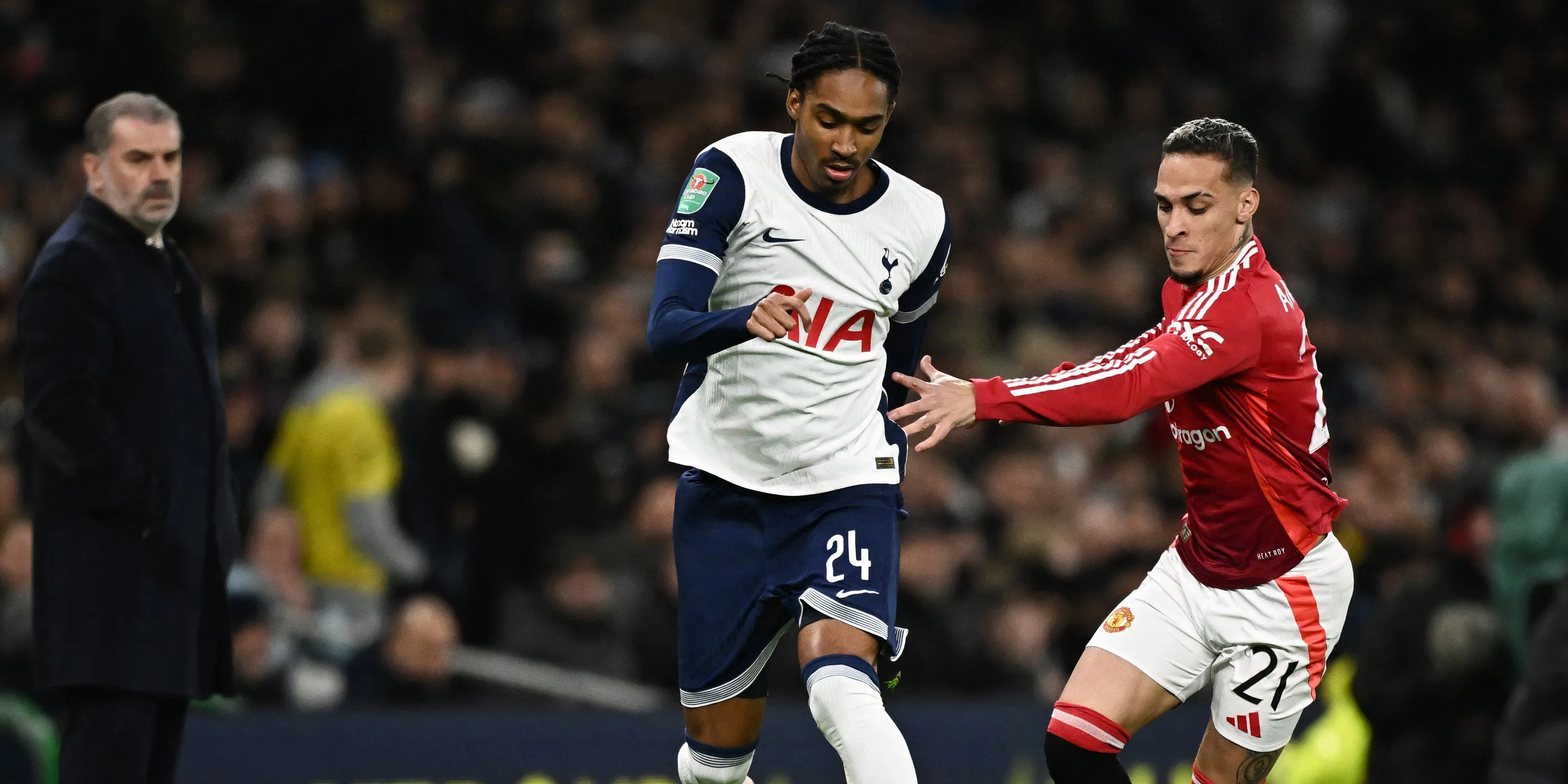 Djed Spence trong màu áo Tottenham đang thi đấu, thể hiện sự nỗ lực khi mới gia nhập câu lạc bộ