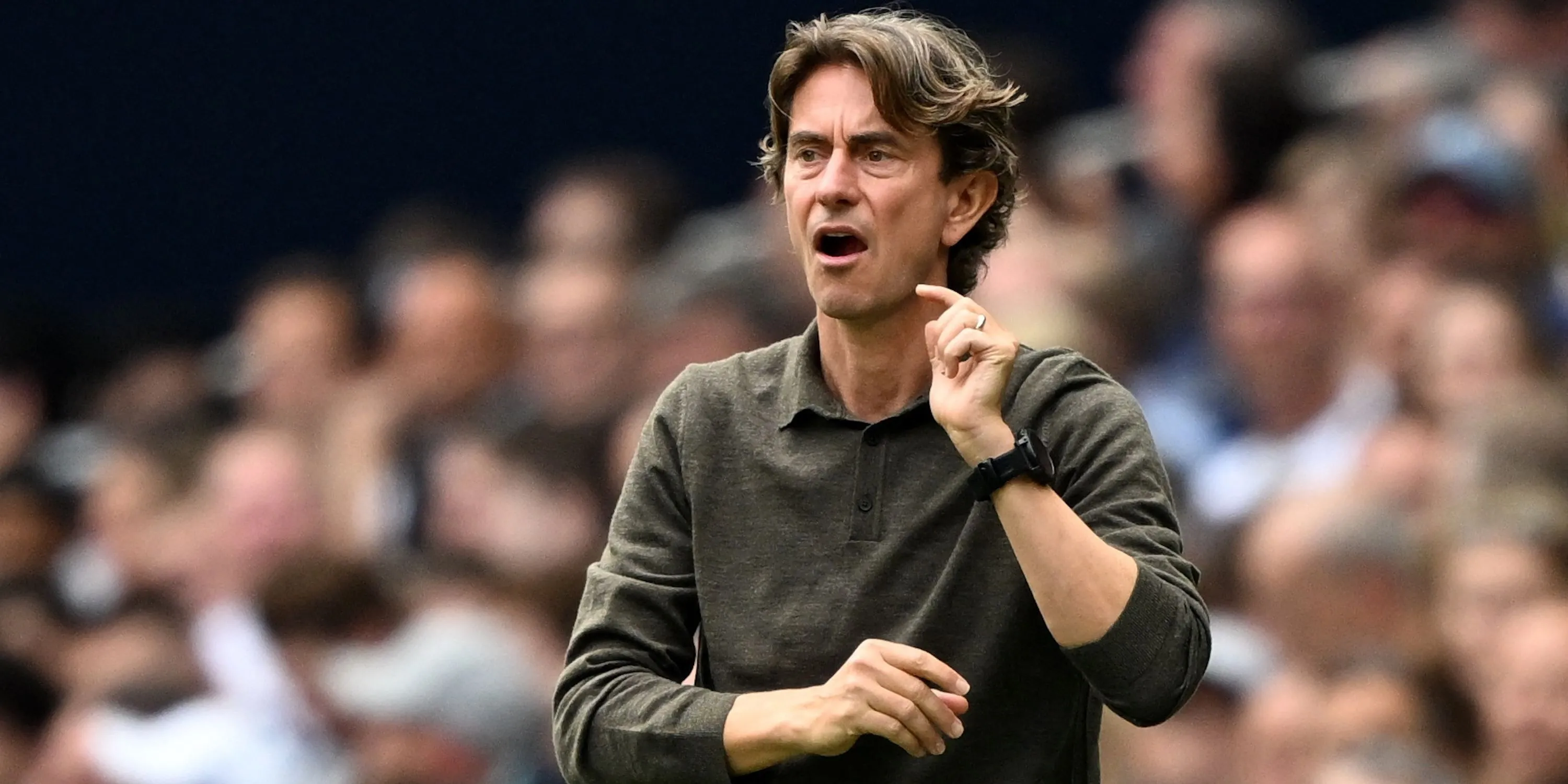 HLV Thomas Frank của Tottenham Hotspur đang chỉ đạo các các cầu thủ từ đường biên