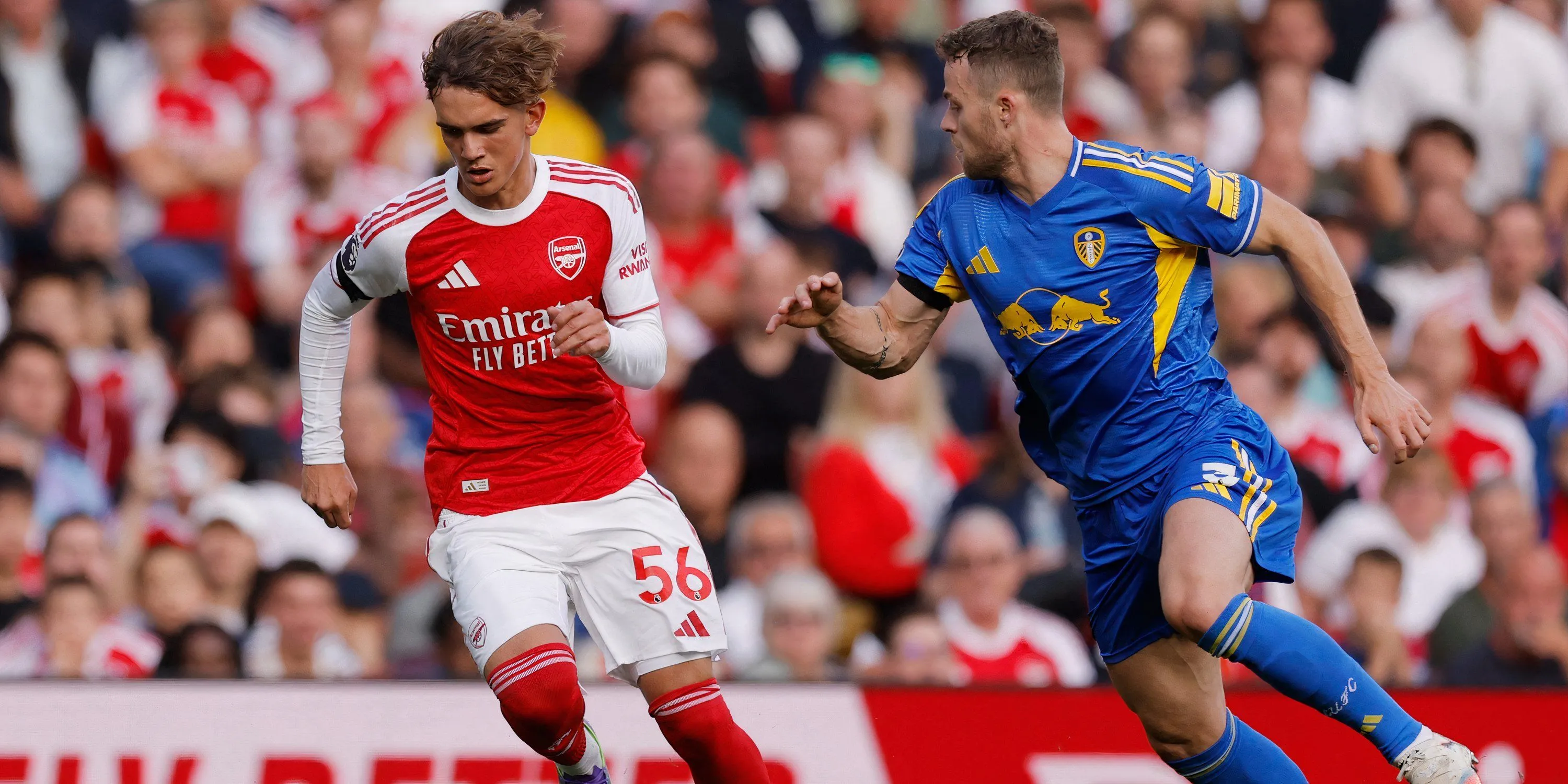 Max Dowman trong trận đấu của Arsenal với Leeds United, thể hiện kỹ năng kiểm soát bóng
