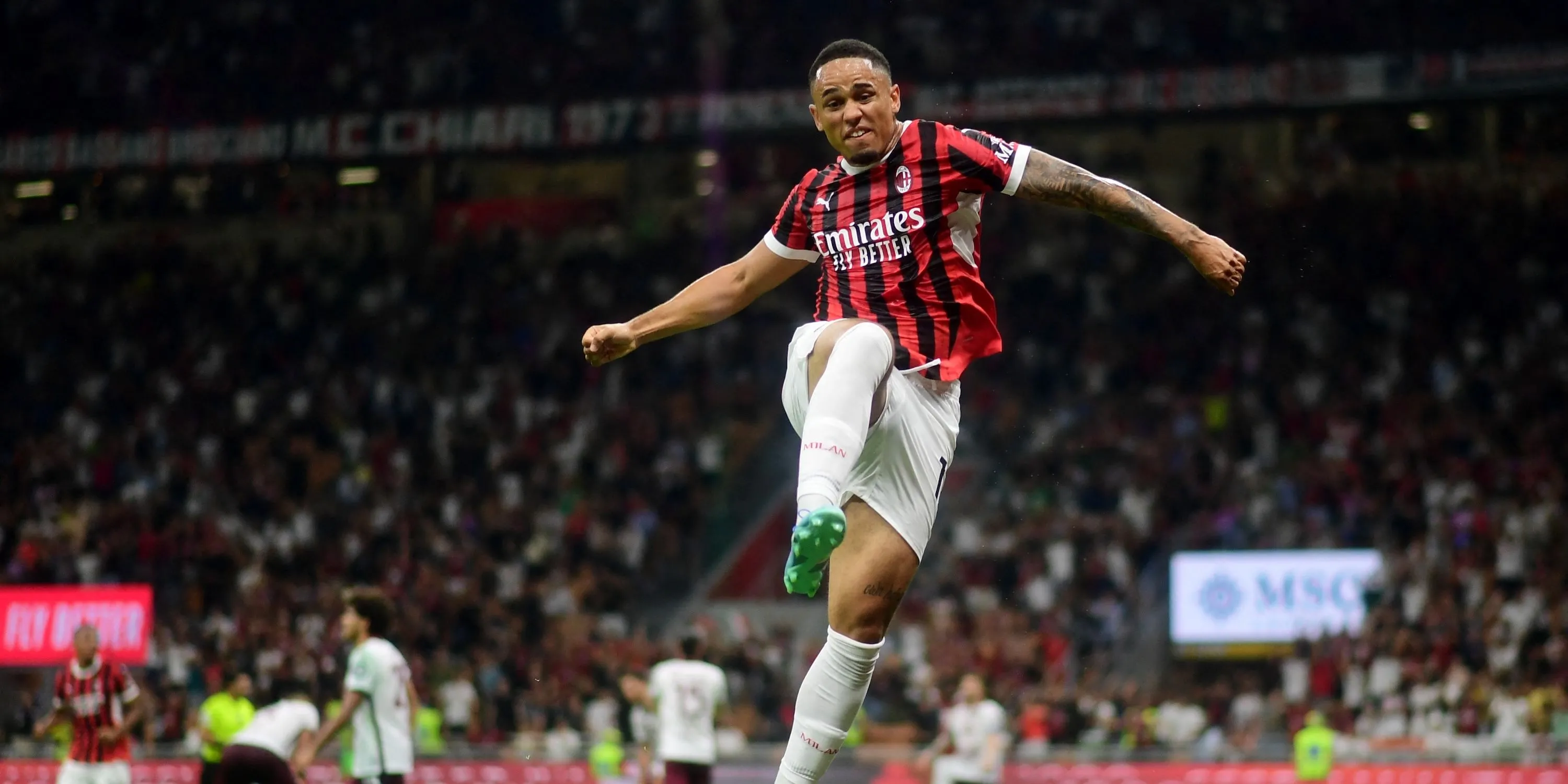 Noah Okafor ăn mừng bàn thắng trong màu áo AC Milan