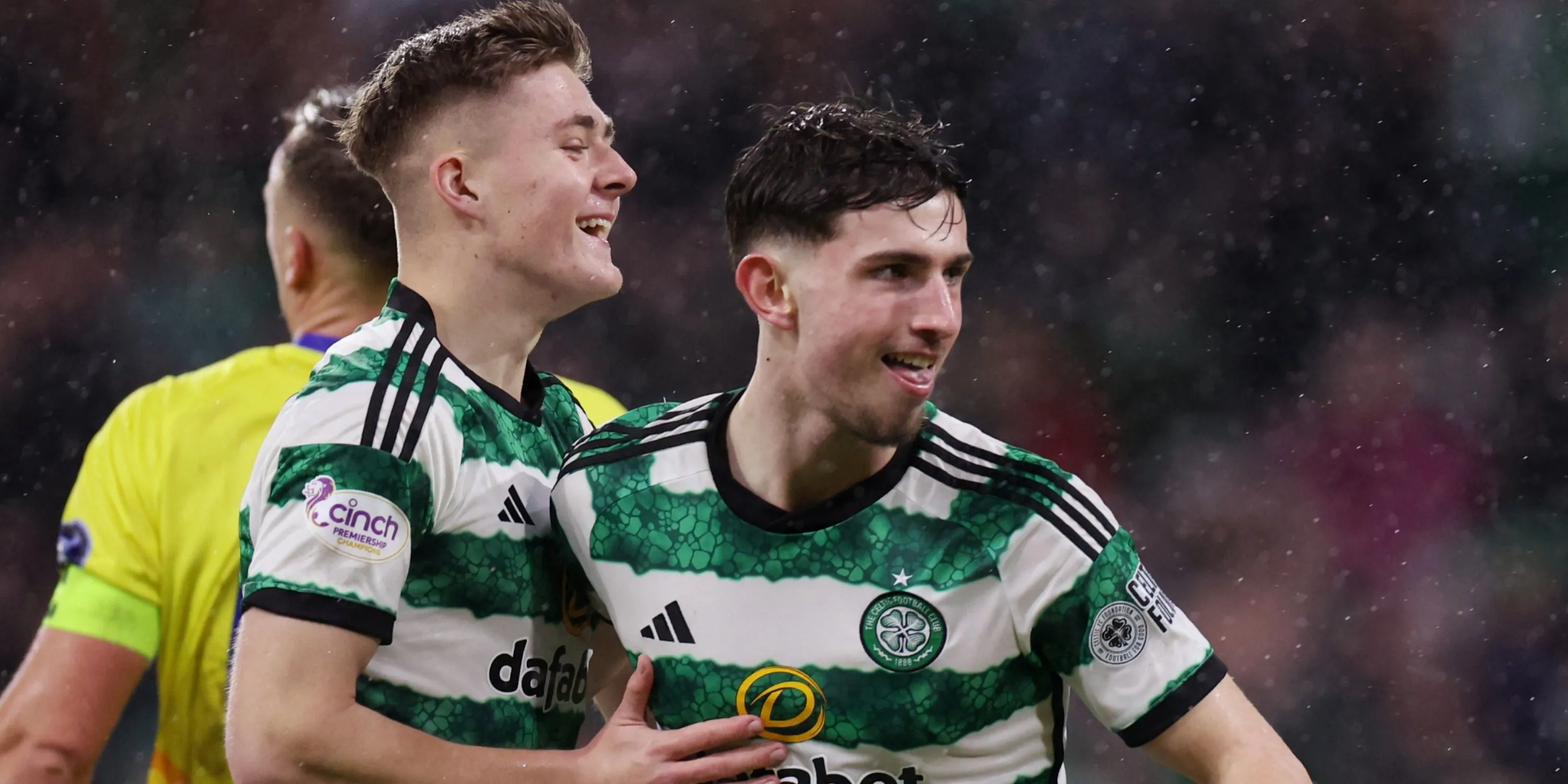 Rocco Vata (trái) cùng đồng đội Daniel Kelly trong một buổi tập của Celtic