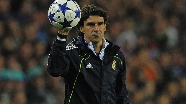 Aitor Karanka dẫn dắt Real Madrid tạm thời khi HLV chịu án phạt — minh chứng cho quy định “chỉ người được đăng ký mới được chỉ đạo”.