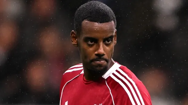 Alexander Isak ôm chân sau tình huống chấn thương, làm dấy lên lo ngại về khả năng ra sân trước Brentford
