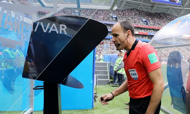 Camera VAR nhiều góc quay theo dõi trận đấu — minh họa vai trò VAR trong bóng đá hiện đại