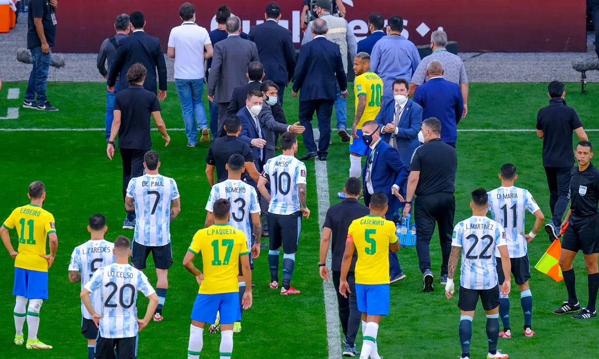 Cảnh trận Brazil vs Argentina 2021 bị tạm hoãn khi các cầu thủ và lực lượng chức năng can thiệp, ví dụ về yếu tố ngoại cảnh gây ảnh hưởng