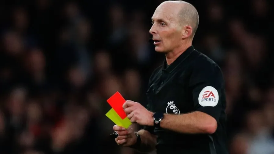 Cầu thủ sau khi nhận hai thẻ vàng trong cùng một trận sẽ bị trọng tài rút thẻ đỏ để truất quyền thi đấu