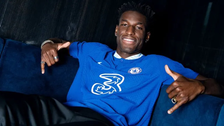 Chelsea khiến dư luận xôn xao khi ký hợp đồng dài hạn gần một thập kỷ