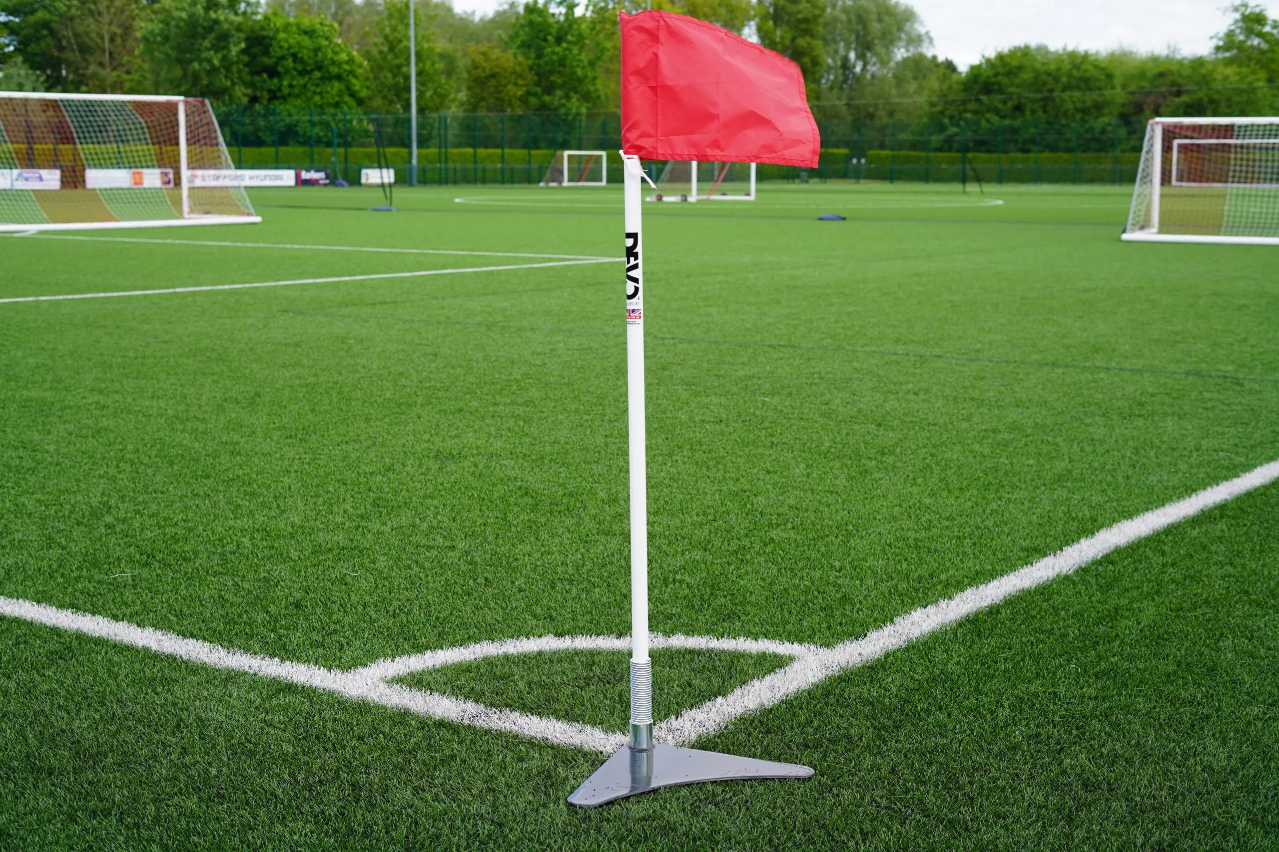 Cột cờ góc đạt chuẩn IFAB 1.5m đặt ở bốn góc sân