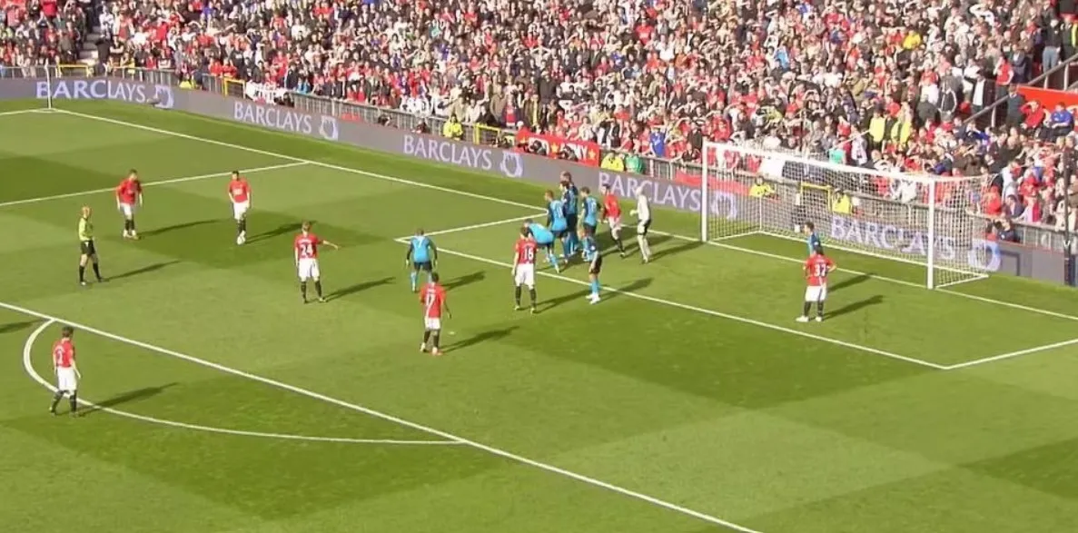 Cristiano Ronaldo ghi bàn từ một pha bóng phối hợp sau đá phạt gián tiếp giữa MU và Aston Villa 2008/09.