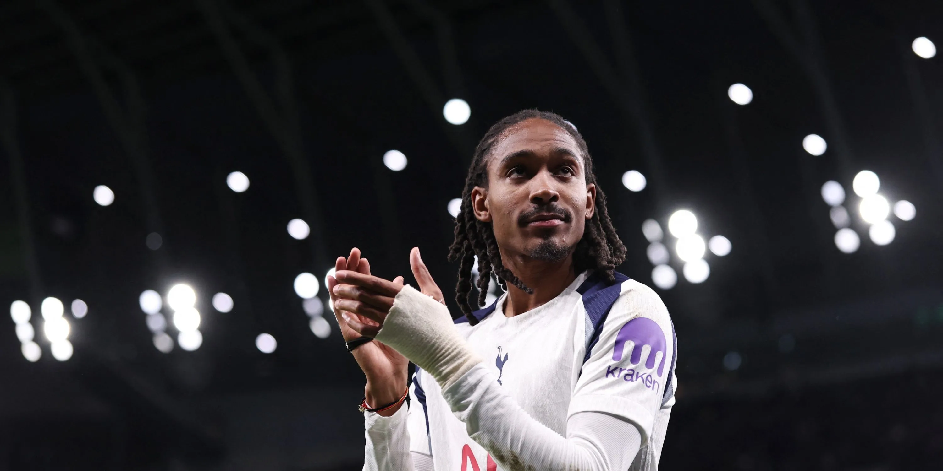 Djed Spence thi đấu đầy năng lượng trong màu áo Tottenham