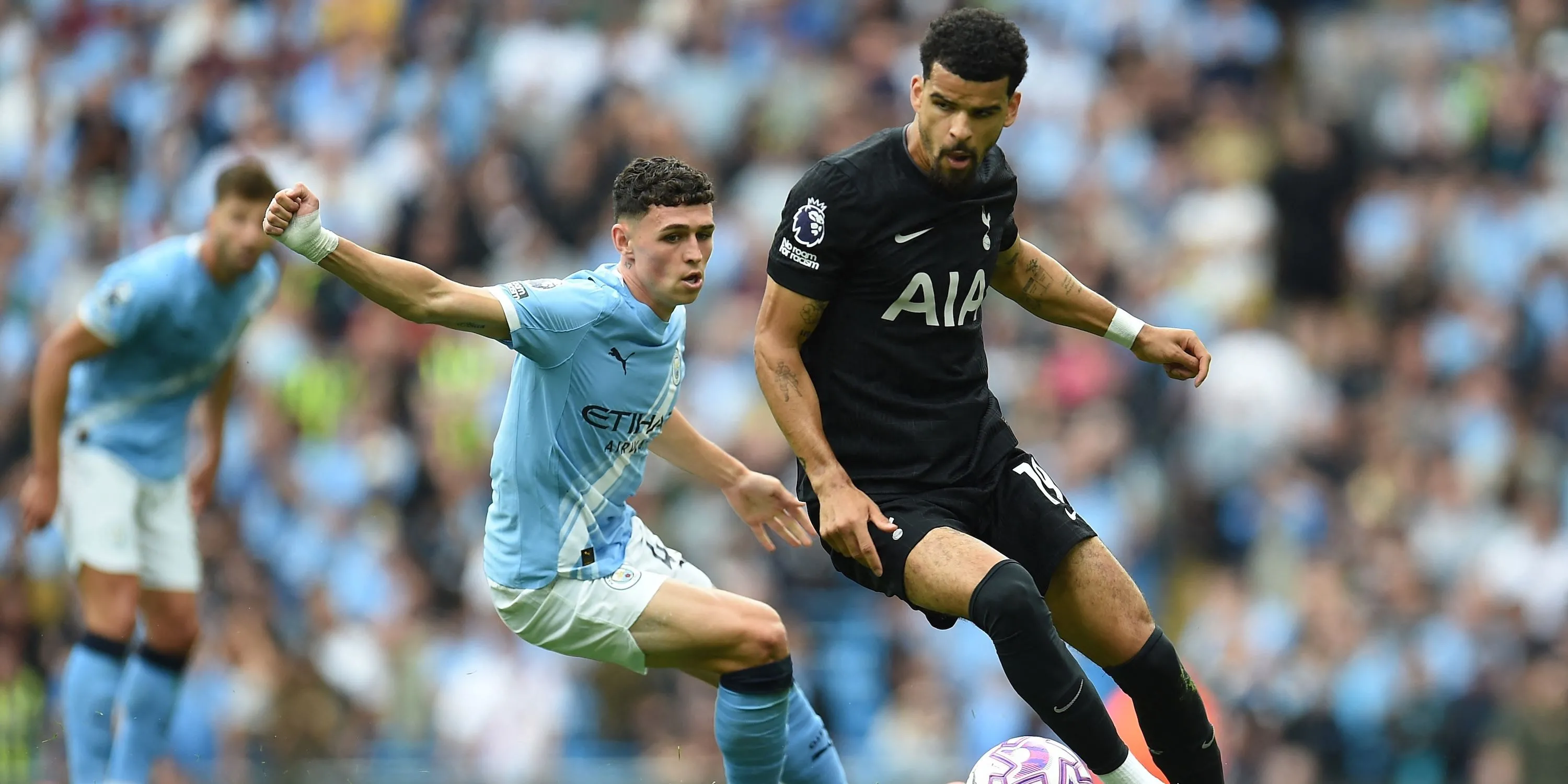 Dominic Solanke trong pha tranh chấp với Phil Foden, ảnh thể hiện phong độ và tình huống thi đấu của tiền đạo Tottenham