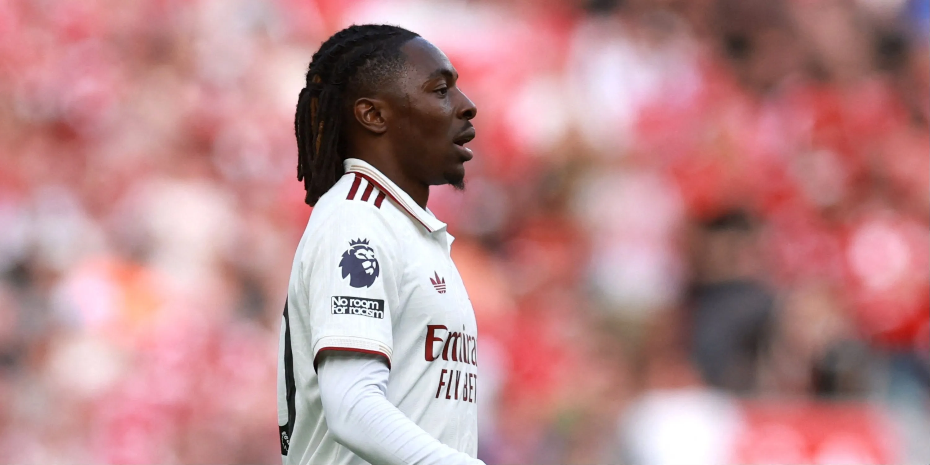 Eberechi Eze thực hiện pha đột phá và chuyền quyết định cho đồng đội