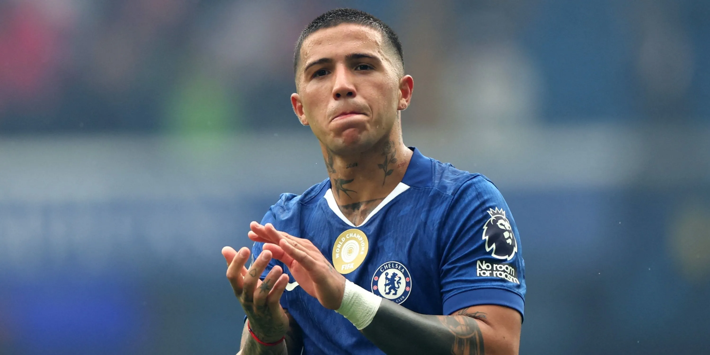 Enzo Fernandez trong màu áo Chelsea ở Ngoại hạng Anh