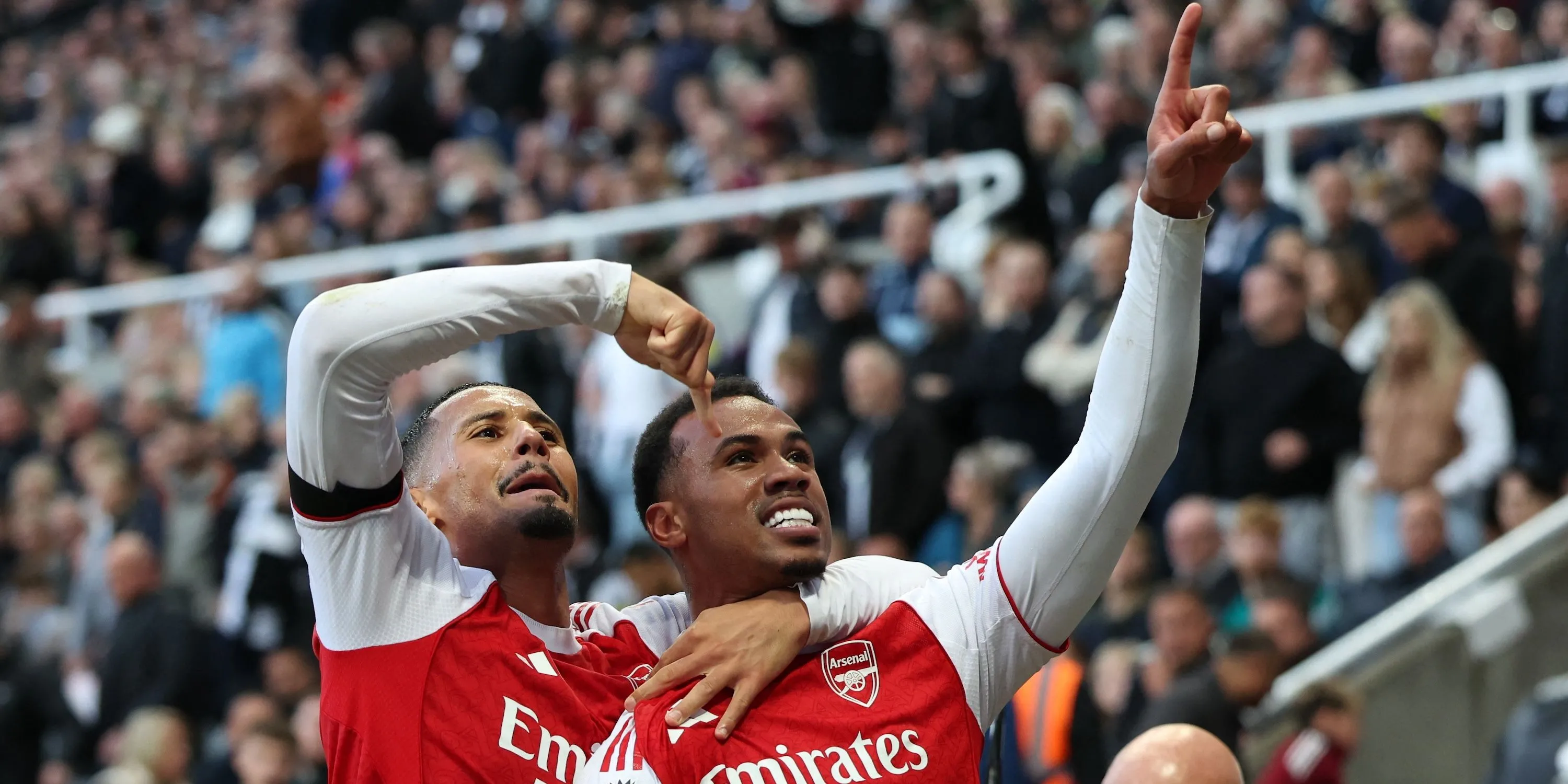 Gabriel ăn mừng cùng Saliba — biểu tượng của sự ổn định ở hàng thủ Arsenal