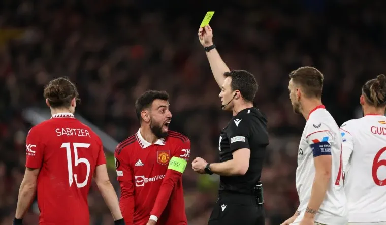 Hành vi phản ứng thái quá với quyết định của trọng tài có thể dẫn đến thẻ vàng