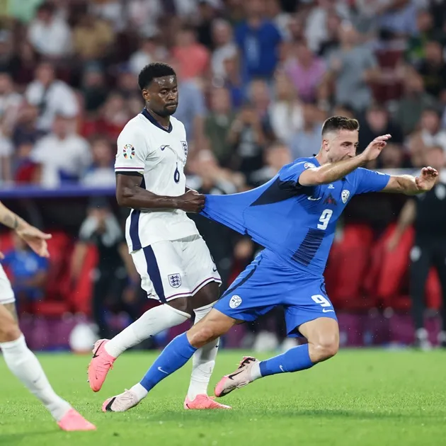 Kéo áo hay xô đẩy thường dẫn tới đá phạt trực tiếp trong các tình huống tranh chấp