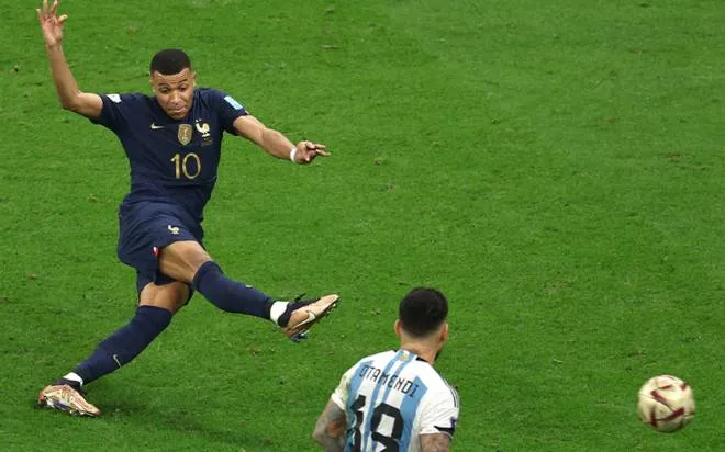Kylian Mbappé ăn mừng hat-trick đưa tuyển Pháp vào hiệp phụ World Cup 2022