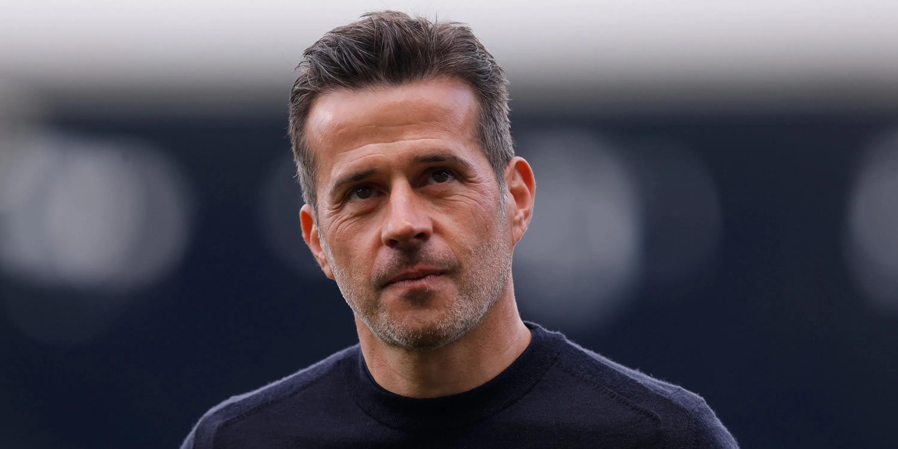 Marco Silva trên đường pitch, biểu cảm quyết đoán trong trận đấu