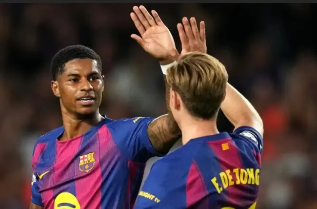 Marcus Rashford thân thiết với Frenkie de Jong và các đồng đội tại Barcelona