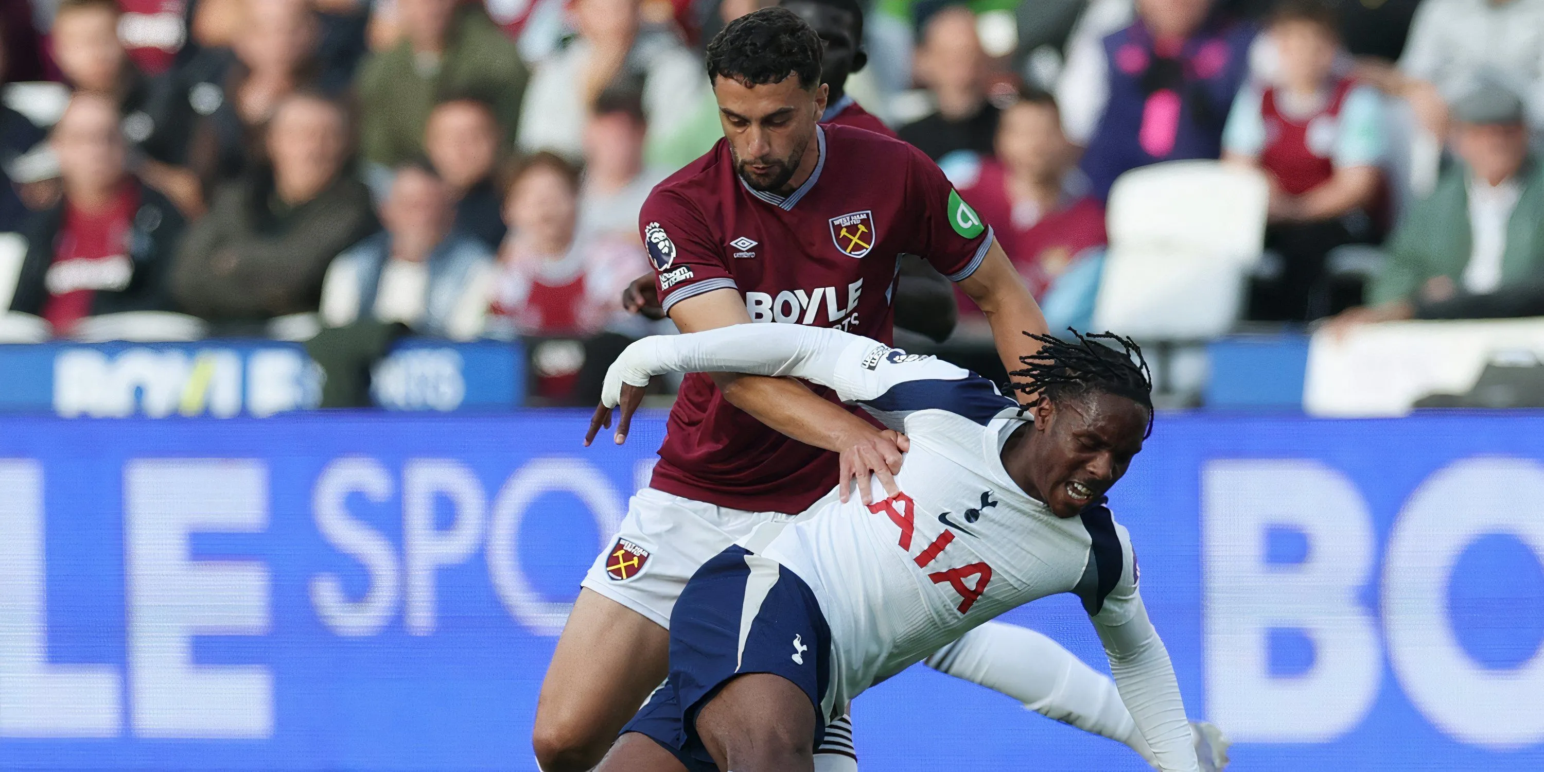 Max Kilman trong màu áo West Ham, thể hiện sự tranh chấp và vị trí trung vệ