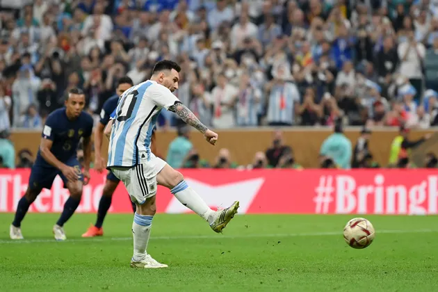Messi mở tỷ số (phút 23) từ chấm 11m cho Argentina trong trận chung kết.
