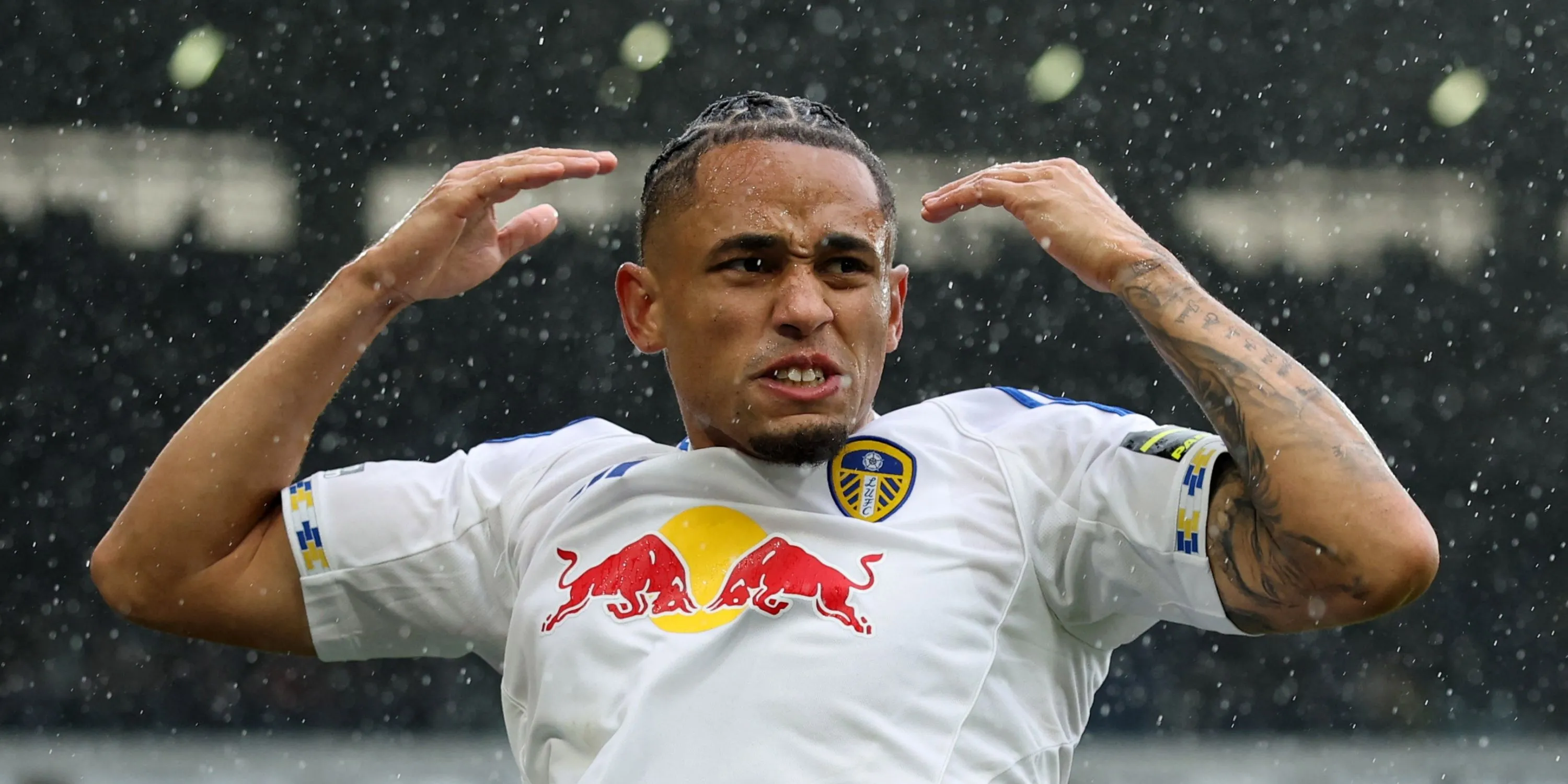 Noah Okafor bứt tốc và đe dọa hàng thủ đối phương cho Leeds