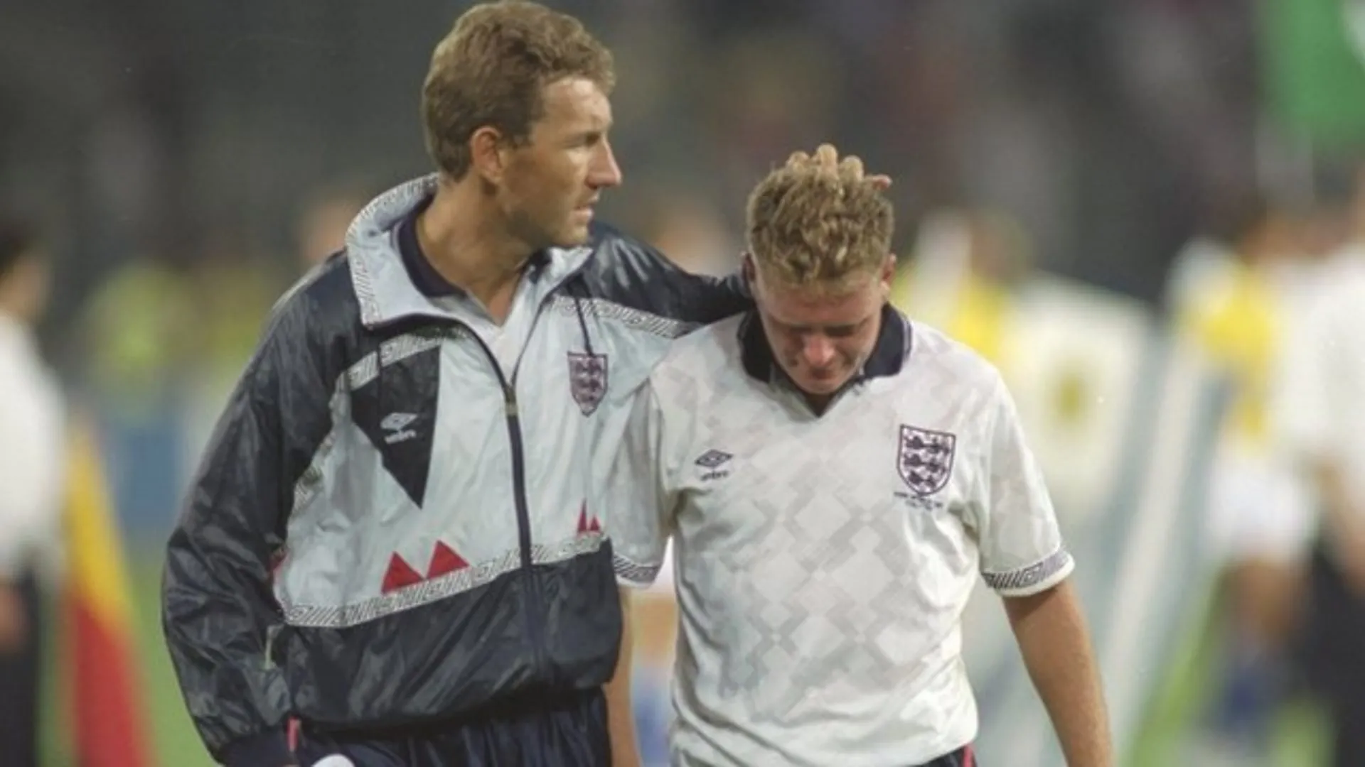 Paul Gascoigne bật khóc khi bị nhận thẻ vàng ở World Cup 1990 — minh họa ảnh hưởng cảm xúc của thẻ