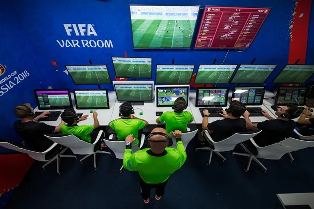 Phòng điều khiển VAR với tổ trọng tài video đang thao tác — hệ thống Video Assistant Referee theo dõi trận đấu