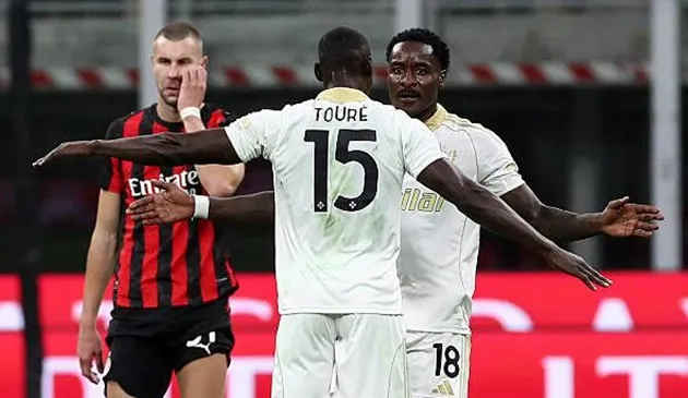 Pisa mang đến nhiều khó khăn cho AC Milan trong những phút cuối trận, tận dụng pha phản công của Nzola.